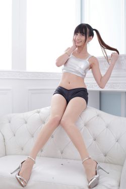 阿姨听到敲门声开门一看是条眼镜蛇